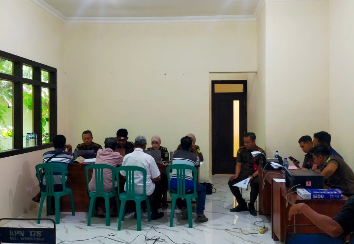 Foto: Suasana pemeriksaan para saksi pelanggan saat dimintai keterangannya oleh Kejari Blora dalam kasus dugaan tindak pidana korupsi pengelolaan air bersih Desa Sogo Kec. Kedungtuban, Kab. Blora.
