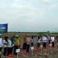 Menteri Desa PDTT bersama Bupati Blora dan jajarannya saat menanam jagung secara simbolis.