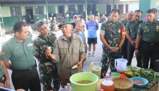 Prof. Iman Untung, seorang pakar mikroba pertanian asal Lampung, saat memberikan pemaparan tentang manfaat mikroba.