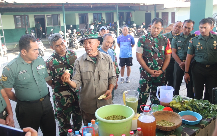 Prof. Iman Untung, seorang pakar mikroba pertanian asal Lampung, saat memberikan pemaparan tentang manfaat mikroba.