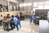 WBP pengguna narkoba saat di-screening petugas Lapas Pati.