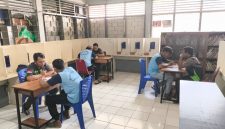 WBP pengguna narkoba saat di-screening petugas Lapas Pati.