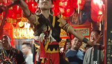Tatung dari Kalbar saat ritual Ruat buang sengkolo. 