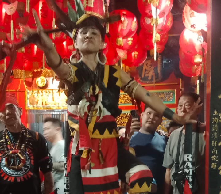 Tatung dari Kalbar saat ritual Ruat buang sengkolo. 