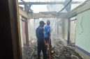 Foto: Petugas Damkar saat berusaha memadamkan api di lokasi kebakaran rumah.