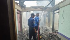 Foto: Petugas Damkar saat berusaha memadamkan api di lokasi kebakaran rumah.