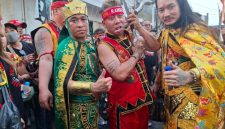 Para Tatung saat menunjukan atraksi layaknya debus pada Festival Budaya menyambut 620 tahun kedatangan Laksamana Cheng Ho di Semarang.