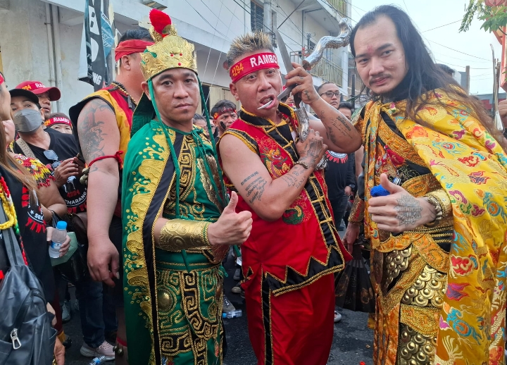 Para Tatung saat menunjukan atraksi layaknya debus pada Festival Budaya menyambut 620 tahun kedatangan Laksamana Cheng Ho di Semarang.