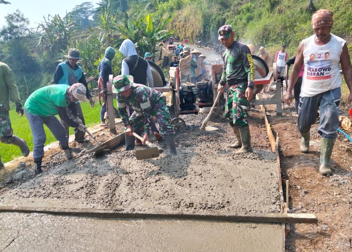 Kegiatan pembangunan betonisasi TMMD Sengkuyung Tahap III, di Desa Sentul, Kec. Cluwak, Kab. Pati, hari ke 5 telah mencapai 16 persen atau 100, 8 meter.