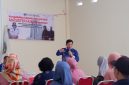 Dr. Drs. Adv. Kukuh Sudarmanto, B.A., S.Sos., S.H., M.H., M.M., saat memberikan pemahaman hukum tentang jerat hukum parkir sembarangan di depan rumah tetangga di balai Kelurahan Peterongan, Semarang Selatan, Kota Semarang.