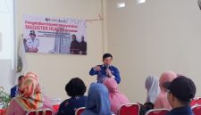 Dr. Drs. Adv. Kukuh Sudarmanto, B.A., S.Sos., S.H., M.H., M.M., saat memberikan pemahaman hukum tentang jerat hukum parkir sembarangan di depan rumah tetangga di balai Kelurahan Peterongan, Semarang Selatan, Kota Semarang.
