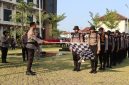 AKBP Ari Cahya Nugraha, saat melepaskan Bintara remaja dalam kegiatan pembinaan fisik dan long march sejauh 31 kilometer dengan start di Mapolres Demak menuju lapangan tembak Kodim 0716/Demak.