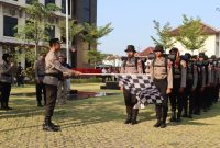 AKBP Ari Cahya Nugraha, saat melepaskan Bintara remaja dalam kegiatan pembinaan fisik dan long march sejauh 31 kilometer dengan start di Mapolres Demak menuju lapangan tembak Kodim 0716/Demak.