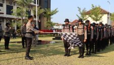 AKBP Ari Cahya Nugraha, saat melepaskan Bintara remaja dalam kegiatan pembinaan fisik dan long march sejauh 31 kilometer dengan start di Mapolres Demak menuju lapangan tembak Kodim 0716/Demak.
