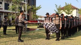 AKBP Ari Cahya Nugraha, saat melepaskan Bintara remaja dalam kegiatan pembinaan fisik dan long march sejauh 31 kilometer dengan start di Mapolres Demak menuju lapangan tembak Kodim 0716/Demak.