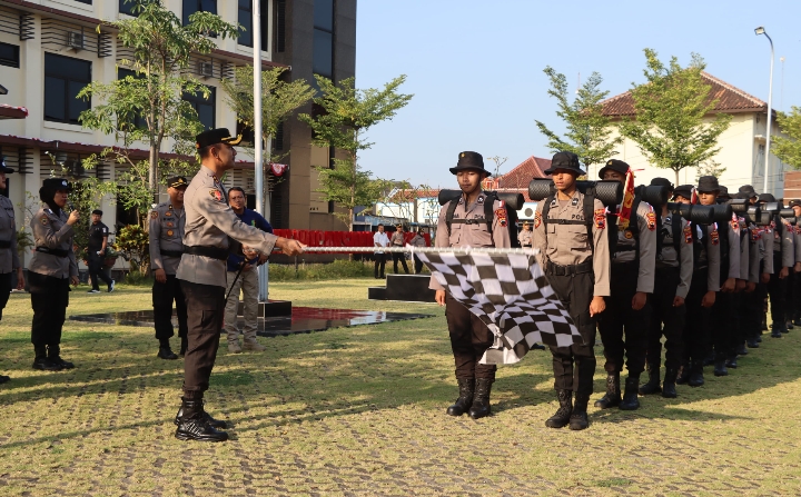 AKBP Ari Cahya Nugraha, saat melepaskan Bintara remaja dalam kegiatan pembinaan fisik dan long march sejauh 31 kilometer dengan start di Mapolres Demak menuju lapangan tembak Kodim 0716/Demak.