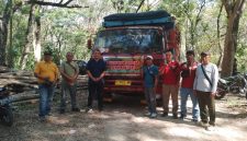 Perhutani KPH Telawa saat melakukan pengiriman perdana kayu Jati untuk Bahan Baku Industri (BBI) dari Tempat Penimbunan Kayu (TPK) Telawa kepada PT. Dutamas Satu, Pasuruan Jawa Timur 