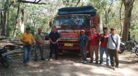 Perhutani KPH Telawa saat melakukan pengiriman perdana kayu Jati untuk Bahan Baku Industri (BBI) dari Tempat Penimbunan Kayu (TPK) Telawa kepada PT. Dutamas Satu, Pasuruan Jawa Timur 