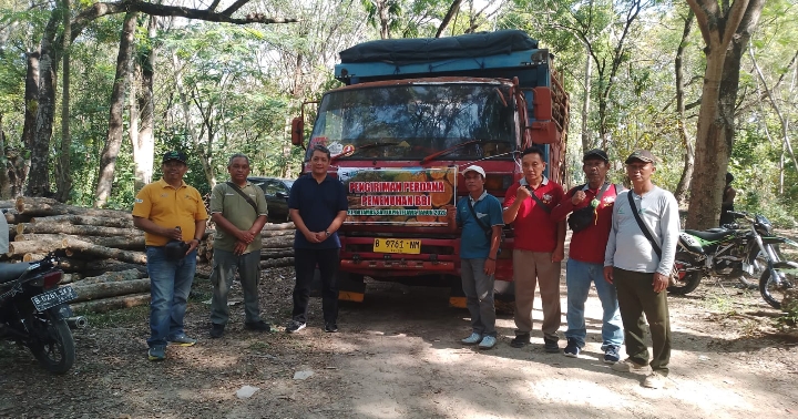 Perhutani KPH Telawa saat melakukan pengiriman perdana kayu Jati untuk Bahan Baku Industri (BBI) dari Tempat Penimbunan Kayu (TPK) Telawa kepada PT. Dutamas Satu, Pasuruan Jawa Timur 