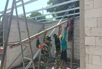 Anggota Kodim 0718/Pati, saat bedah rumah warga Tlogorejo, Kec. Tlogowungu, Kab. Pati.