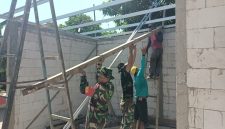 Anggota Kodim 0718/Pati, saat bedah rumah warga Tlogorejo, Kec. Tlogowungu, Kab. Pati.