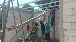 Anggota Kodim 0718/Pati, saat bedah rumah warga Tlogorejo, Kec. Tlogowungu, Kab. Pati.