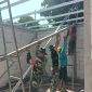 Anggota Kodim 0718/Pati, saat bedah rumah warga Tlogorejo, Kec. Tlogowungu, Kab. Pati.