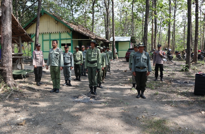 Polhut Perhutani KPH Randublatung saat dilatih PBB oleh Satbinmas Polres Blora.