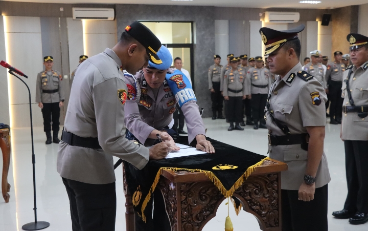 Kapolres Demak, AKBP Ari Cahya Nugraha, saat pimpin Sertijab 9 perwira.