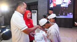 Pangdam IV/Diponegoro Mayjen TNI Achiruddin, S.E., M.Han. Saat memberikan santunan kepada 1.000 anak yatim piatu dan putra-putri prajurit Kodam IV/Diponegoro di Balai Diponegoro.
