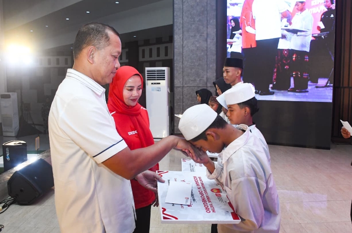 Pangdam IV/Diponegoro Mayjen TNI Achiruddin, S.E., M.Han. Saat memberikan santunan kepada 1.000 anak yatim piatu dan putra-putri prajurit Kodam IV/Diponegoro di Balai Diponegoro.
