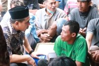 Wagub Jateng Taj Yasin Maimoen atau yang akrab disapa Gus Yasin, saat mengunjungi para pengungsi korban kebakaran sumur minyak ilegal di Desa Gandu, Kecamatan Bogorejo, Kabupaten Blora pada hari ini, Jumat (22/8/2025).