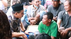 Wagub Jateng Taj Yasin Maimoen atau yang akrab disapa Gus Yasin, saat mengunjungi para pengungsi korban kebakaran sumur minyak ilegal di Desa Gandu, Kecamatan Bogorejo, Kabupaten Blora pada hari ini, Jumat (22/8/2025).