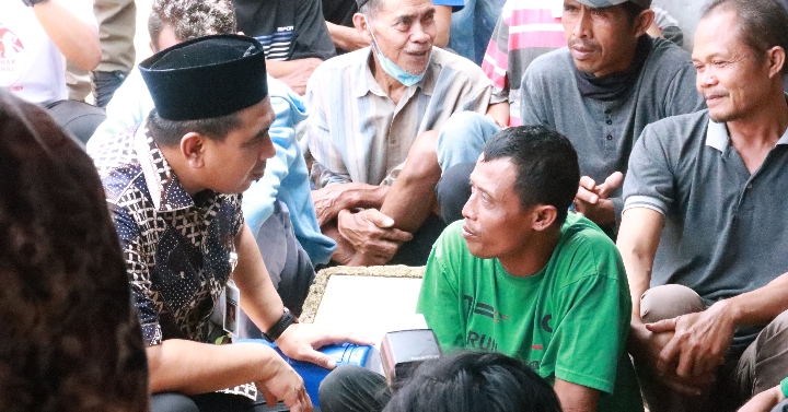 Wagub Jateng Taj Yasin Maimoen atau yang akrab disapa Gus Yasin, saat mengunjungi para pengungsi korban kebakaran sumur minyak ilegal di Desa Gandu, Kecamatan Bogorejo, Kabupaten Blora pada hari ini, Jumat (22/8/2025).