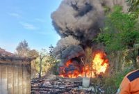 Nampak api membumbung tinggi, membakar lokasi sumur minyak di Desa Gandu, Kecamatan Bogorejo, Kab. Blora.