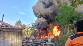 Nampak api membumbung tinggi, membakar lokasi sumur minyak di Desa Gandu, Kecamatan Bogorejo, Kab. Blora.