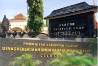 Foto kolase, atas : kantor Bupati Cilacap, bawah: kantor Dinas PUPR Cilacap.