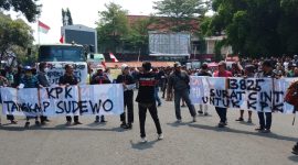 Masyarakat Pati saat melakukan unjuk rasa, diantaranya meminta KPK proses hukum Bupati Pati Sudewo.