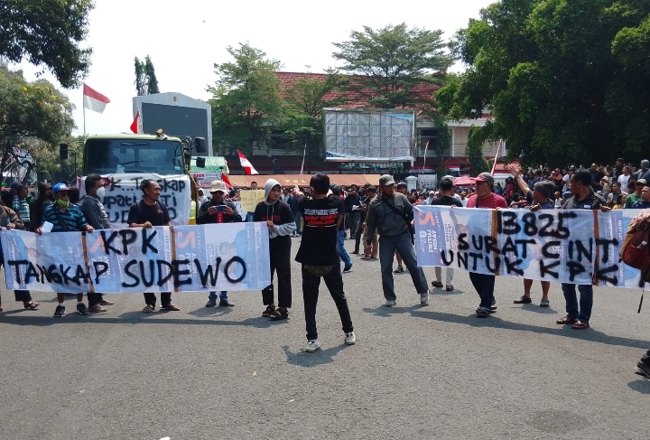 Masyarakat Pati saat melakukan unjuk rasa, diantaranya meminta KPK proses hukum Bupati Pati Sudewo.