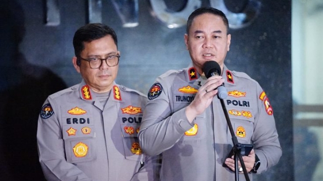 Kepala Biro Penerangan Masyarakat (Karopenmas) Divhumas Polri Brigjen Pol. Trunoyudo Wisnu Andiko, saat memberikan imbauan terkait imbauan lindungi jurnalis saat bertugas.