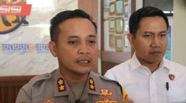 Kapolres Kudus AKBP Heru Dwi Purnomo, saat memberikan keterangan terkait dugaan penyelewengan dana APBDes Desa Cendono, Kec. Dawe, Kab. Kudus. (27/8/2025).