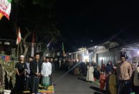 Warga Desa Piyanggang memadati jalan dan turut memeriahkan malam tirakatan HUT RI ke-80.