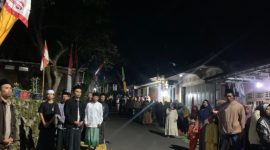 Warga Desa Piyanggang memadati jalan dan turut memeriahkan malam tirakatan HUT RI ke-80.