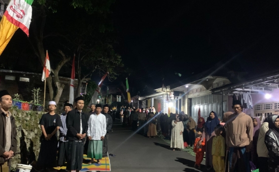Warga Desa Piyanggang memadati jalan dan turut memeriahkan malam tirakatan HUT RI ke-80.