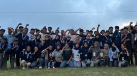 Mahasiswa KKN MIT ke-20 Posko 17 UIN Walisongo bersama pemuda Karang Taruna berfoto bersama usai memeriahkan perayaan lomba HUT ke-80 Republik Indonesia di Dusun Pancuran, Desa Piyanggang.