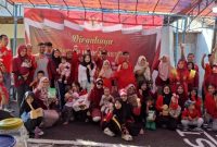 Para peserta jalan sehat foto bersama.