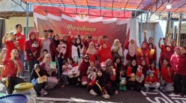 Para peserta jalan sehat foto bersama.