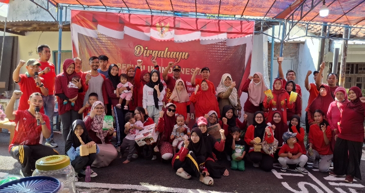 Para peserta jalan sehat foto bersama.