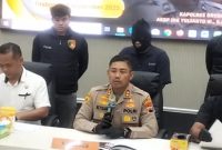 Kapolres Grobogan, AKBP Ike Yulianto Wicaksono saat ungkap kasus demo anarkis di Mapolres setempat. Nampak pelaku orang dewasa dihadirkan dalam konferensi pers. Selasa (2/9/2025).