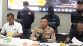 Kapolres Grobogan, AKBP Ike Yulianto Wicaksono saat ungkap kasus demo anarkis di Mapolres setempat. Nampak pelaku orang dewasa dihadirkan dalam konferensi pers. Selasa (2/9/2025).